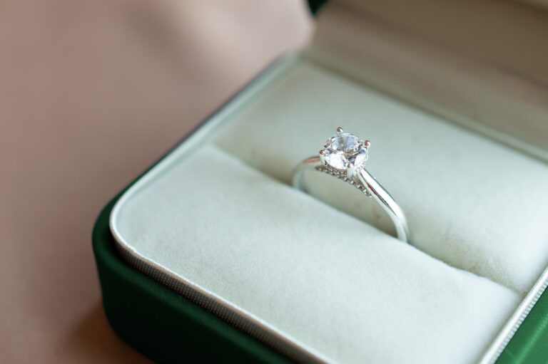 Des bas de soie aux diamants synthétiques